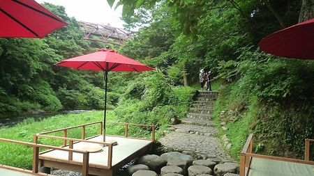 あやとり橋を渡り川床へ