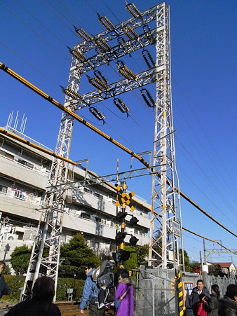 架線兼送電線(東門前駅)