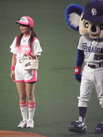 032 ドアラもちゃんとお仕事中