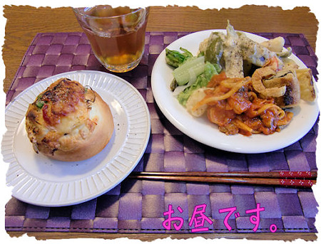 お昼です。残り物だらけです。(爆)