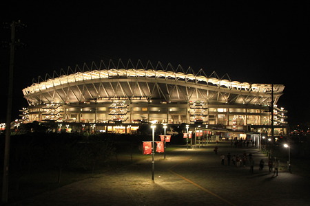 歩道橋から見た試合後のスタジアム全景