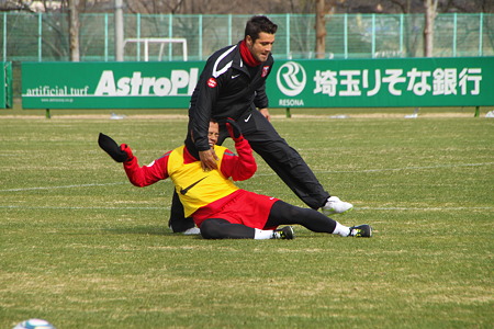 引きずり倒されるマゾーラｗｗ