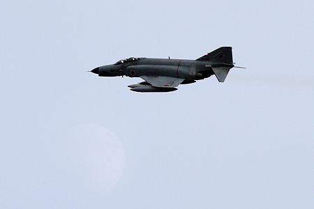 新田原へ帰るF-4と月