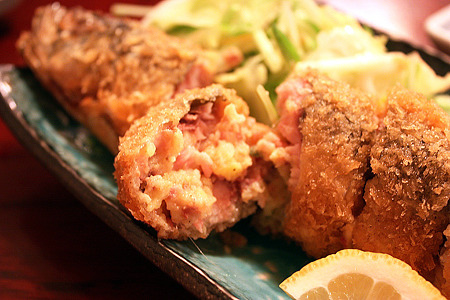 東船橋・いわし割烹 ふなっ子/コロッケの具は鰯とジャガイモ(ちょっとカレー風味)