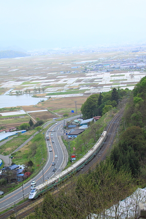 ブドウ畑より望む山形新幹線