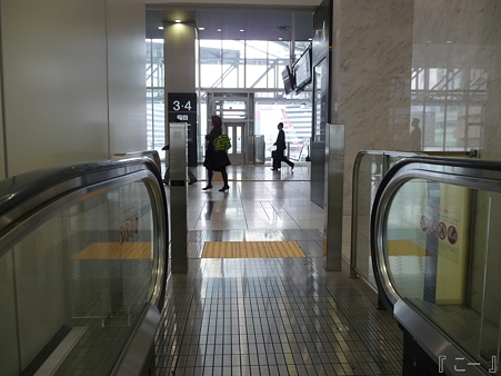 110416-17 大阪駅 (2)