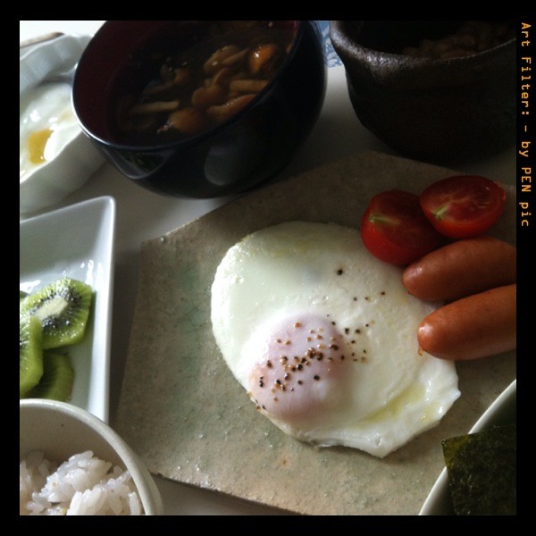 朝ご飯 目玉焼き もずくとナメコのお吸い物 納豆 ヨーグルト 果 写真共有サイト フォト蔵