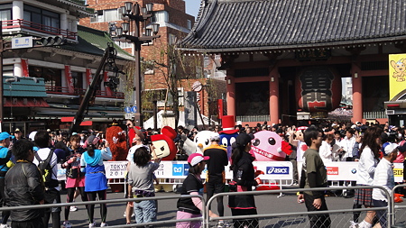 雷門前で応援するキャラたちと記念撮影するランナーたち 雷門前 2011.2.27 東京マラソン