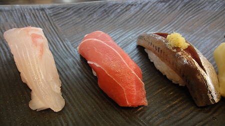 左から鯛、まぐろ、鰯 浅草鳥越寿司
