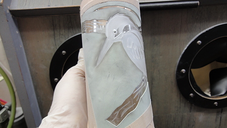 10.木の端は彫らず、軽く曇らすか透明のままでもよい