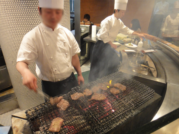 店内では厚い牛タンを焼く様子が見られます