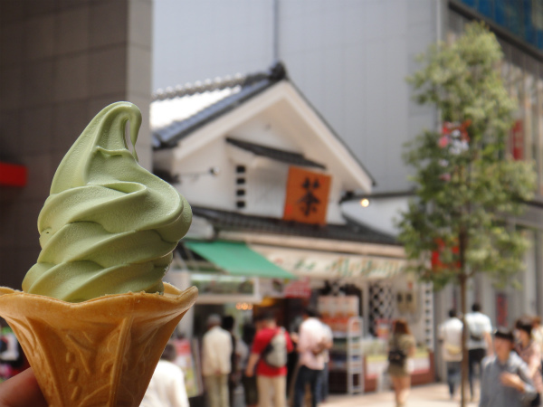お茶の井ヶ田で抹茶ソフトクリームを食べる