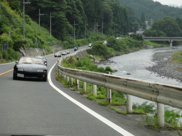 視界が開ける川沿いの道